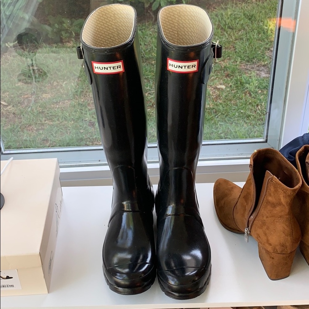 Black tall Hunter rain boots